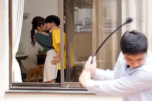 Con đĩ tóc ngắn dùng ngón tay sờ vào âm hộ và liếm một cái "của quý" giả để khiến anh trai muốn quan hệ với cô ta