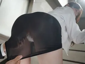 Chơi em nhà đối diện qua lỗ chó