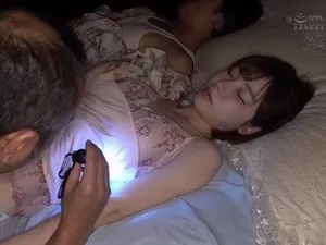 Doggy Style Creampie với chị kế trên giường của bố mẹ