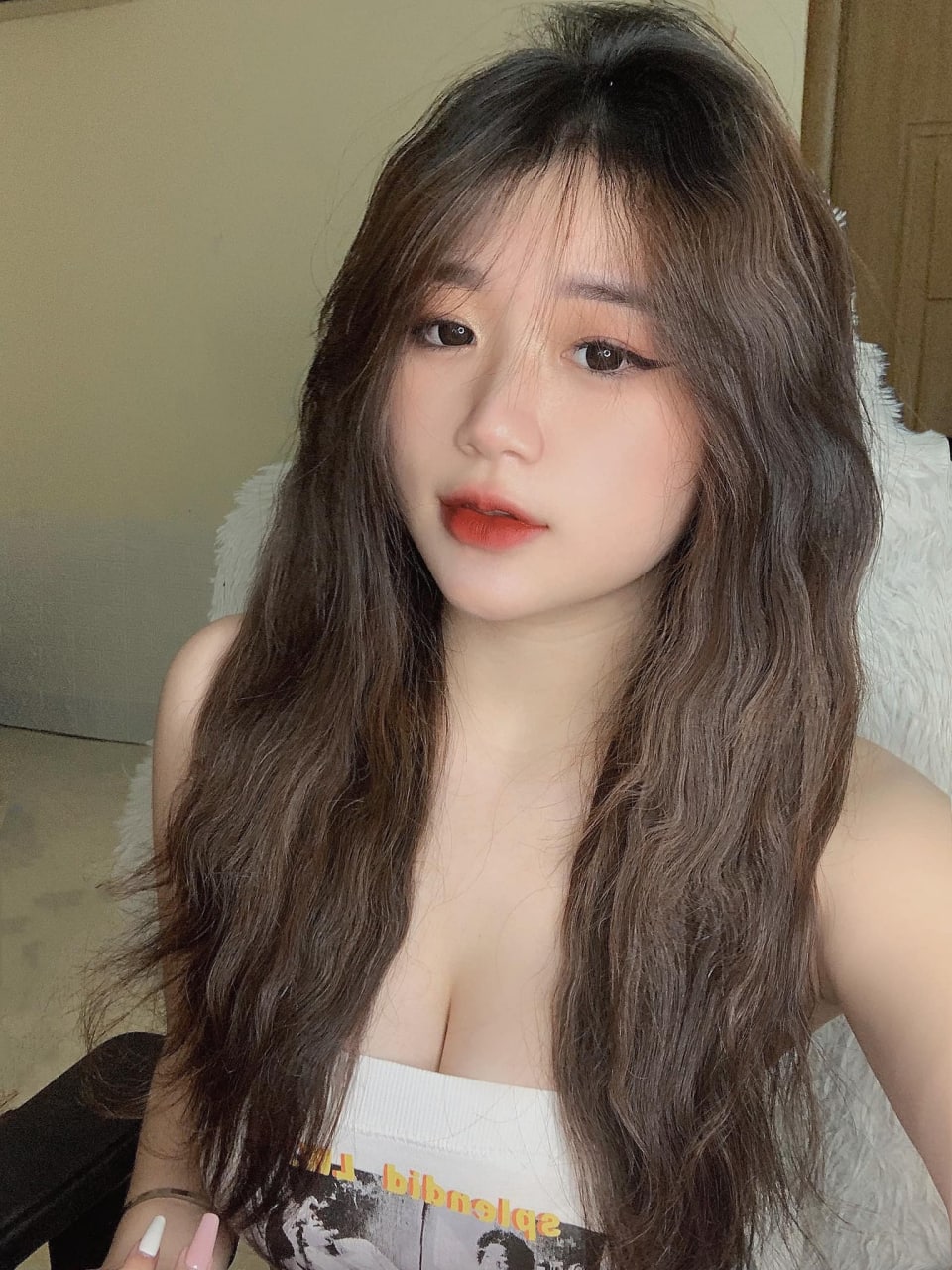 Bị Chồng yêu bỏ bê, cô nàng cạnh nhà chân dài tìm đến nhiều người đàn ông khác để thỏa mãn
